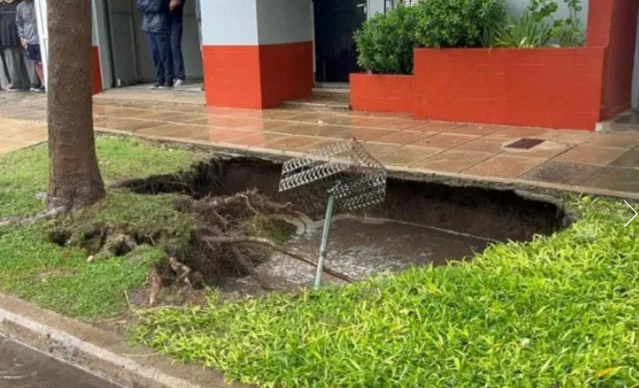 Alerta en barrio General Alvear: un socavón gigante “se tragó” la vereda y amenaza una casa