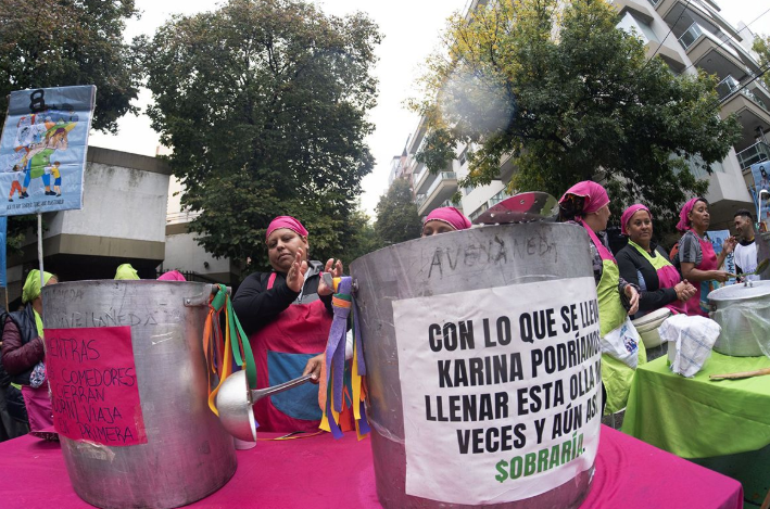 Olla popular frente al departamento de Adorni en reclamo por el cierre del programa Volver al Trabajo