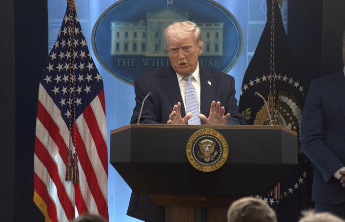 Trump, el emperador que construyó un muro a su alrededor y está cada día más aislado