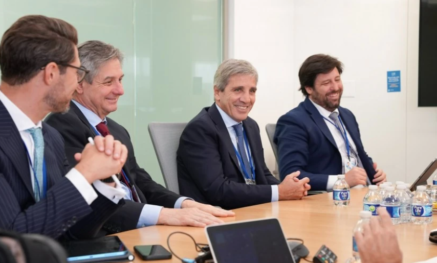 Caputo tomó de USD 2 mil millones del Banco Mundial, que se suman a los 15 mil millones que creció la deuda del FMI