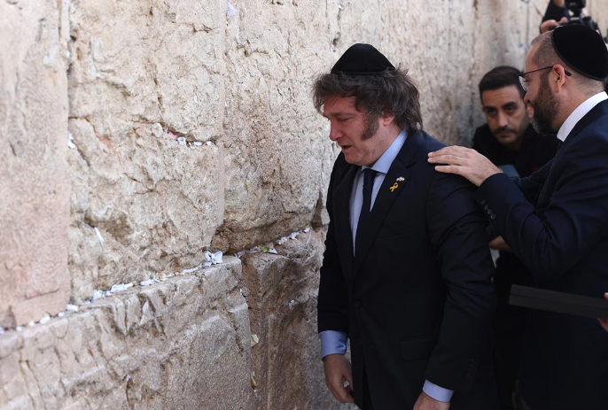 En plena crisis interna, Milei se atrinchera en Israel: Netanyahu, antorchas y una agenda lejos de casa