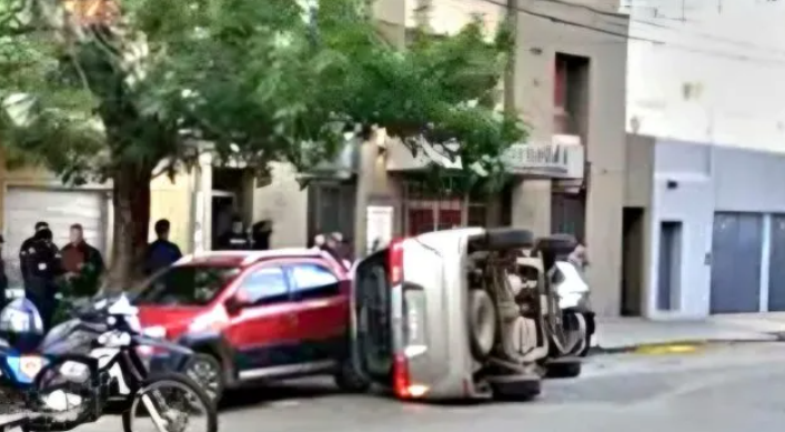 Un joven perdió el control de su automóvil, chocó a dos vehículos estacionados y volcó