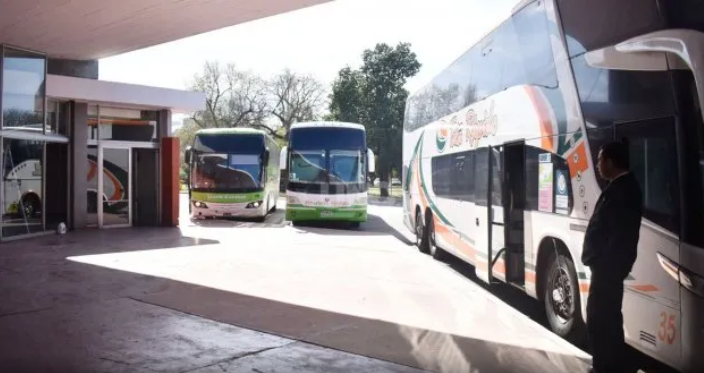 Colectivos y una durísima advertencia de Fatap: recortes del 40% en frecuencias y riesgo de paros por salarios