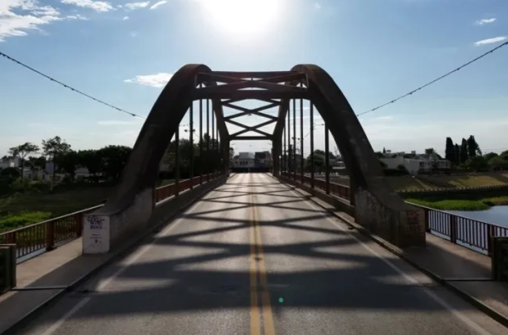Un hombre fue rescatado tras arrojarse al agua desde el Puente Carretero