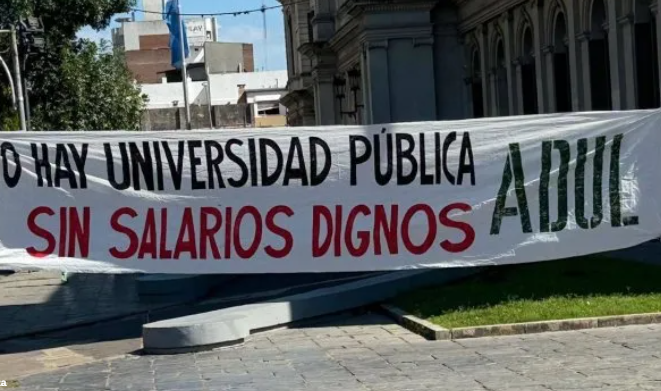 Un docente universitario debería cobrar $2,2 millones pero percibe mucho menos, según la UNL