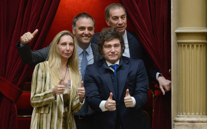 Otro patético show libertario: con Milei a la cabeza, todo el Gobierno va al Congreso a respaldar a Manuel Adorni