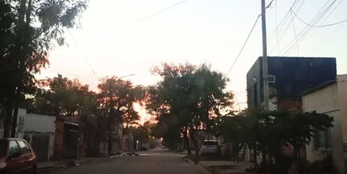 Barrio San Lorenzo: una mujer recibió un disparo en la espalda al salir de su casa en bicicleta