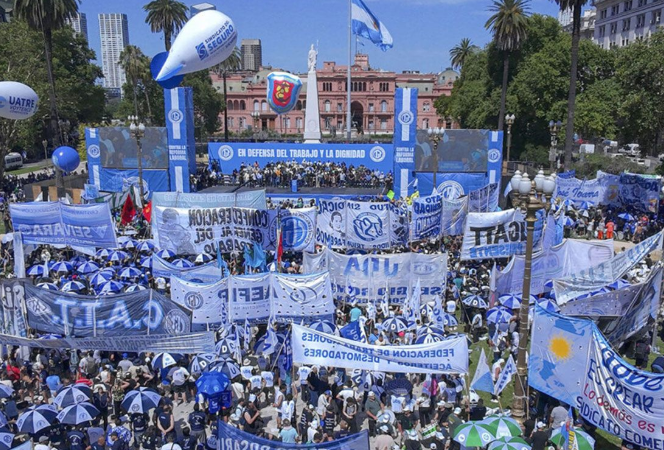 La CGT se moviliza a Plaza de Mayo contra las políticas del Gobierno y la pérdida de derechos laborales