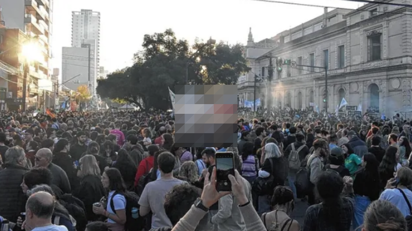 Masiva marcha universitaria en Santa Fe contra el gobierno nacional: denunciaron “la ruptura del acuerdo democrático”