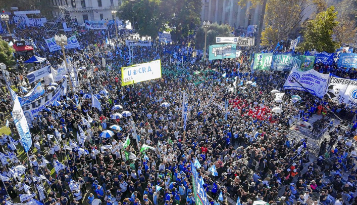 La CGT aseguró que no va a retrocederá un centímetro, descartó un paro general y llamó a construir un nuevo contrato social con empresarios y pymes