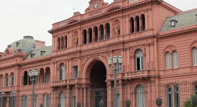 Tras una semana de censura, el Gobierno abrirá la sala de periodistas y hablará Adorni