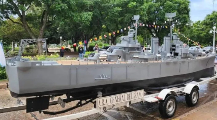 Con una réplica del ARA General Belgrano, Santa Fe homenajeó en El Faro a los caídos en Malvinas