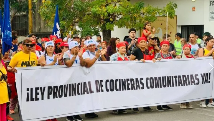 Cocineras comunitarias de Santa Fe: “Municipales y metalúrgicos hacen cola por un plato de comida”