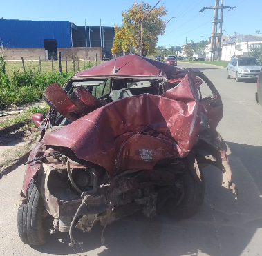 Murió el conductor de un auto que chocó contra una columna de alumbrado en avenida Gorriti y Facundo Zuviría