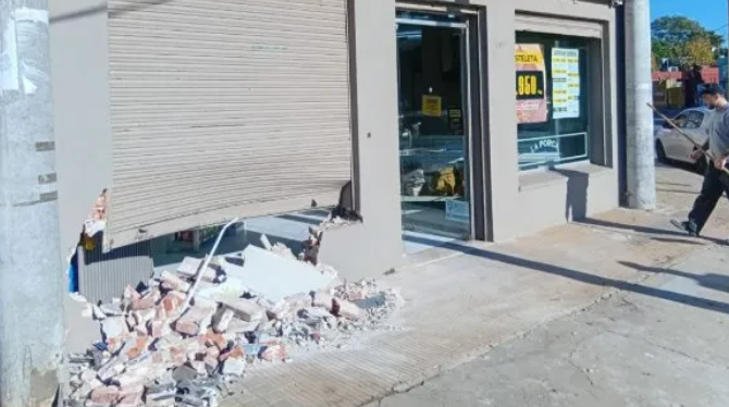 Impactante choque y fuga: destrozó el frente de un local en avenida Peñaloza y lo atraparon tras esconderse