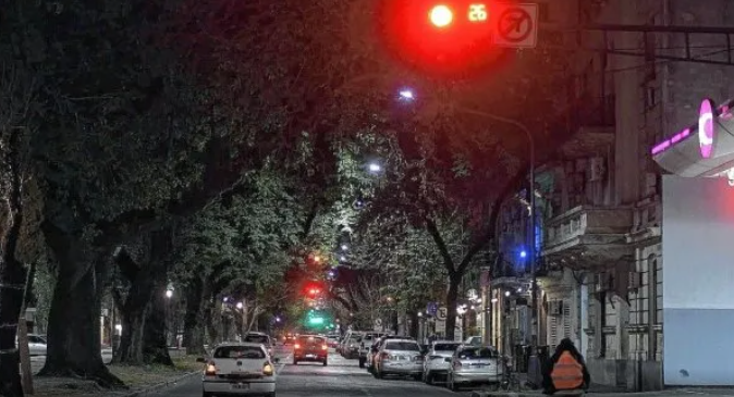 Las infracciones por cruzar en rojo se duplicaron en Santa Fe: pasaron de 8.801 a 17.944 en un año