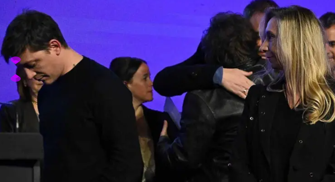 Karina rodea a Santiago Caputo: controlará la SIDE, puso una cámara en su despacho y lo aleja de la mesa política