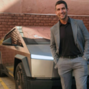 Ostentación libertaria: un diputado compró un Tesla, lo estacionó en el Congreso y se lo llevó en grúa porque no tiene patente