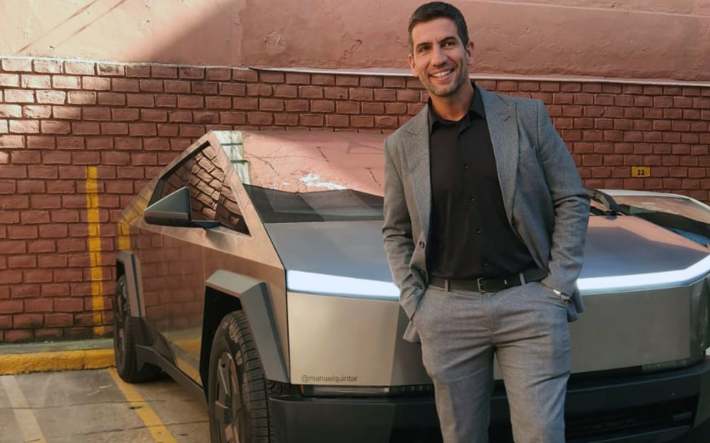 Ostentación libertaria: un diputado compró un Tesla, lo estacionó en el Congreso y se lo llevó en grúa porque no tiene patente