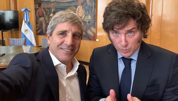 Caputo anunció la privatización de AySA, con la venta del 90% de las acciones