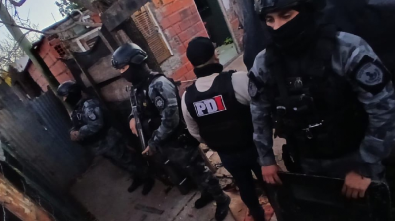Tres detenidos en Rosario tras allanamientos por amenazas y hostigamientos en barrios Stella Maris y La Bombacha