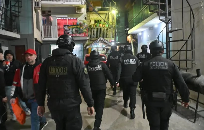 Búnkeres invictos, garrafas secuestradas: la matriz xenófoba del plan «Tormenta Negra” en las villas porteñas