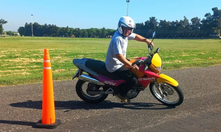 Evalúan ampliar las pruebas de manejo a quienes renueven el carnet de moto: “Hay gente que ya conduce y no tiene requisitos mínimos”