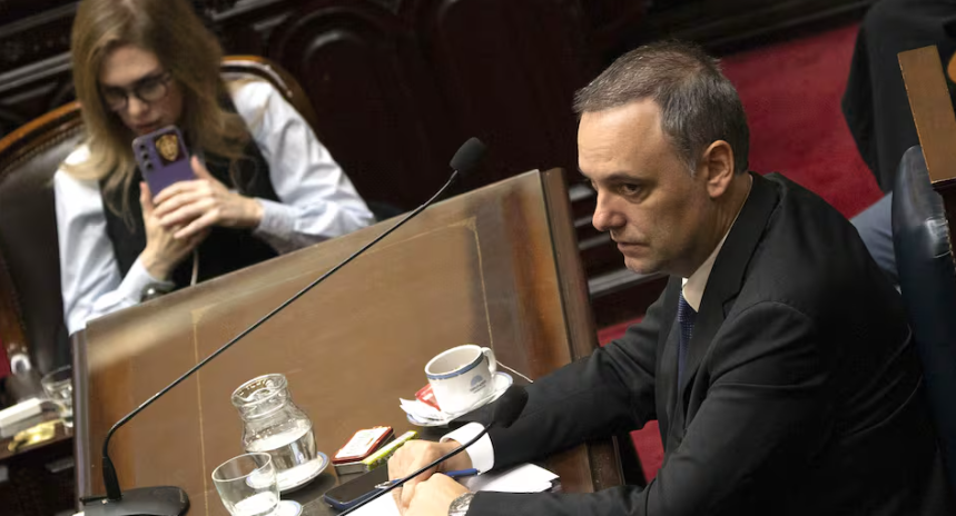 El Gobierno negocia una ayuda de los aliados para salvar a Adorni