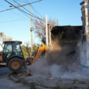 Derribaron la vieja casona en la que funcionaba un búnker de drogas en Monseñor Zazpe y Zavalla
