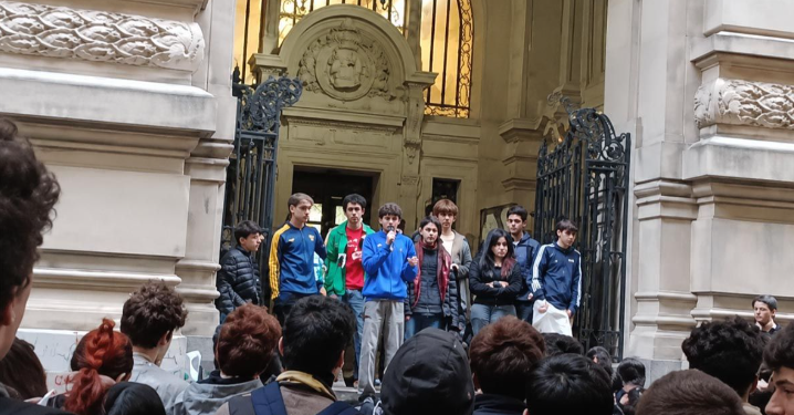 Estudiantes tomaron el Pellegrini y el Nacional Buenos Aires en reclamo por la Ley de Financiamiento Universitario