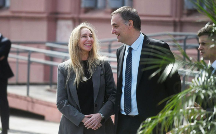 El techo de cristal de El Jefe: Karina Milei «festeja» solo un 70% de rechazo mientras su imagen positiva cae al piso histórico de un dígito