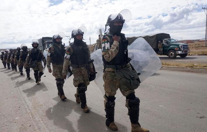 Bolivia allana el camino para que el Ejército reprima las protestas populares