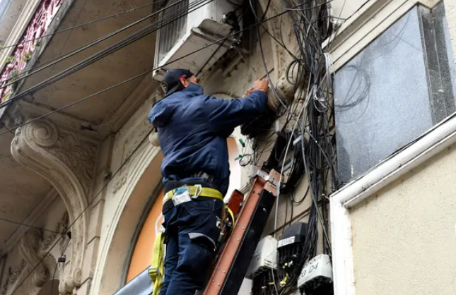 Avanza la limpieza de cables aéreos en la peatonal San Martín