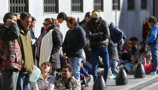 Movilidad social en crisis: 4 de cada 10 argentinos viven peor que sus padres y crece la desesperanza