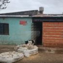Policías rescataron a un joven de 22 años con movilidad reducida durante el incendio de una vivienda en barrio Padre Atilio Rosso