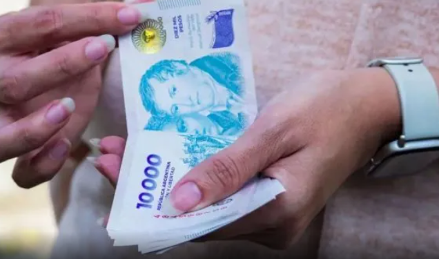 El aguinaldo ya no alcanza para ahorrar: cuatro de cada diez argentinos lo usará para cubrir deudas y gastos corrientes