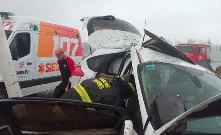 Milagro en Circunvalación Oeste: un auto despistó, chocó contra una columna y los bomberos rescataron a un nene atrapado