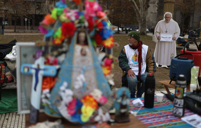 El lujo es la comida: ayuno y oración en Plaza de Mayo frente a los juegos del hambre