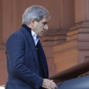 Caputo le paga a los proveedores del Pami con bonos para maquillar el superávit