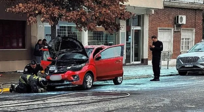 Momentos de tensión en pleno macrocentro: un auto se prendió fuego mientras circulaba y su conductora logró sofocar las llamas