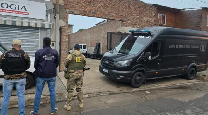 Allanamientos con tres policías de Santa Fe detenidos: secuestraron medio kilo de cocaína, dinero y armas