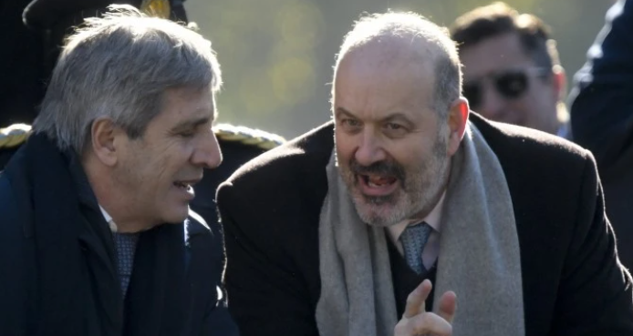 Caputo y Sturzenegger furiosos con Adorni porque los arrastró al barro y hunde la ley de alivio fiscal