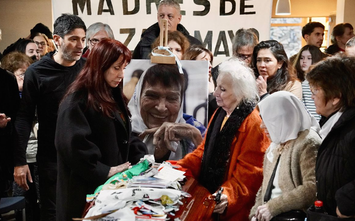 Taty presente: miles de personas despiden a la histórica Madre de Plaza de Mayo