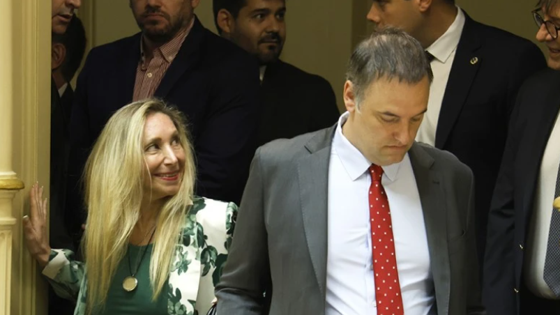 Karina analiza exiliar a Adorni y le buscan un consulado para evitar el Senado