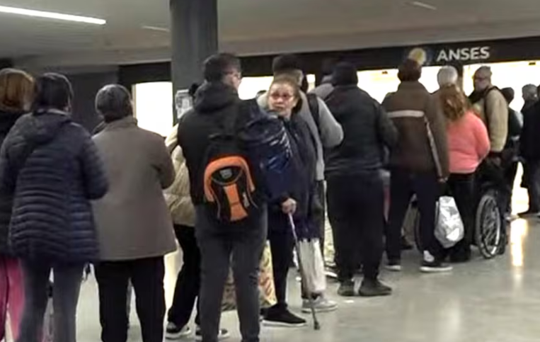 Una fila vergonzosa y más problemas para las personas con discapacidad