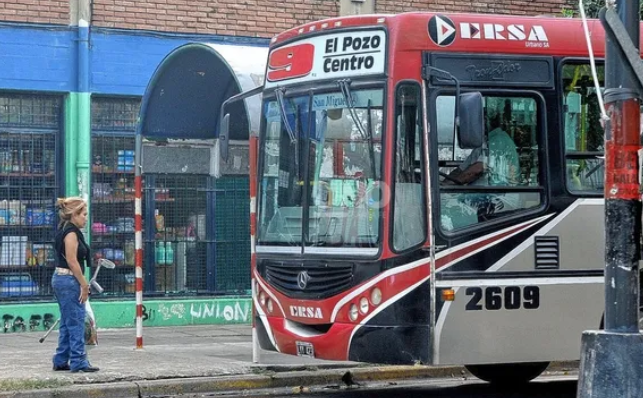 Duras críticas al transporte y el bacheo en barrio El Pozo: exigen que el municipio intime a las empresas de colectivos