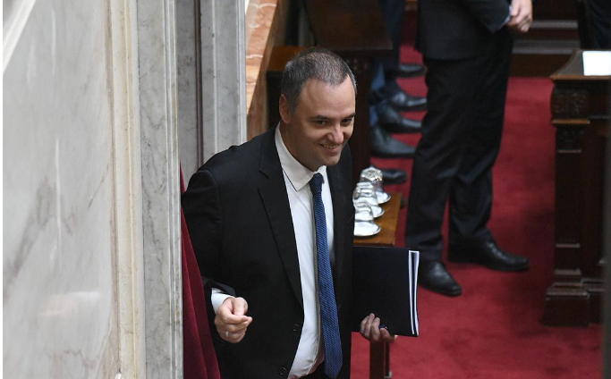 Adorni en el ojo de la tormenta: los senadores que responden a Macri anunciaron que votarán la moción para removerlo