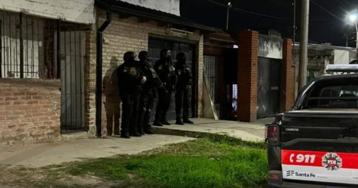 Megaoperativo en barrio San Lorenzo: la Policía secuestró armas, drogas y detuvo a varias personas