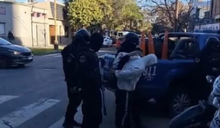 Cayó preso “El Pingüino”, violento tiratiros de Bº Barranquitas: le incautaron un arma de guerra y decenas de balas