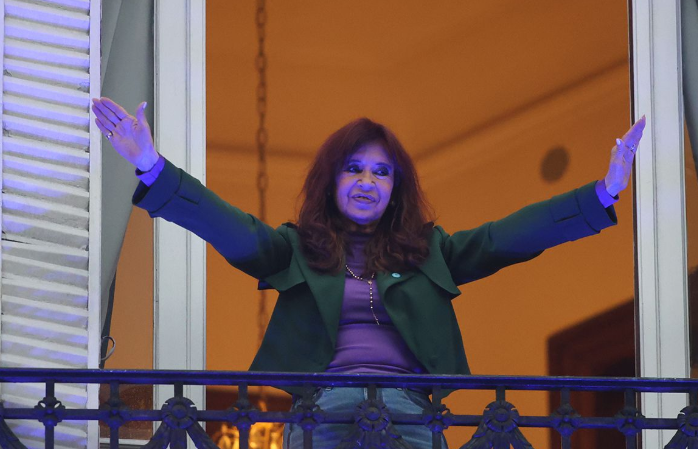 Banderazo en Parque Lezama para reclamar la libertad de Cristina
